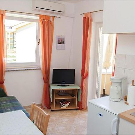 1 Bedroom Beautiful Apartment In Malinska Esterno foto