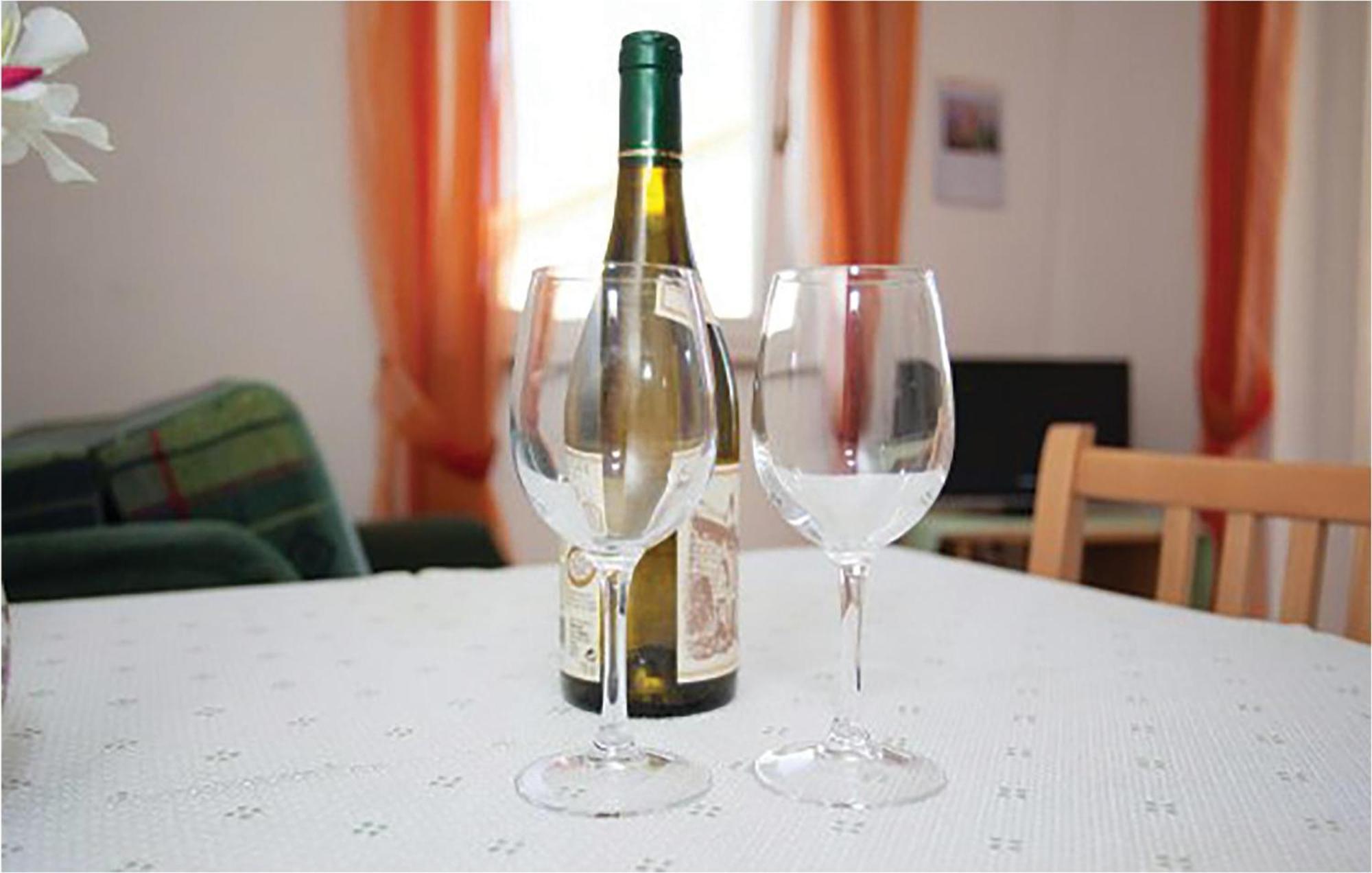 1 Bedroom Beautiful Apartment In Malinska Esterno foto