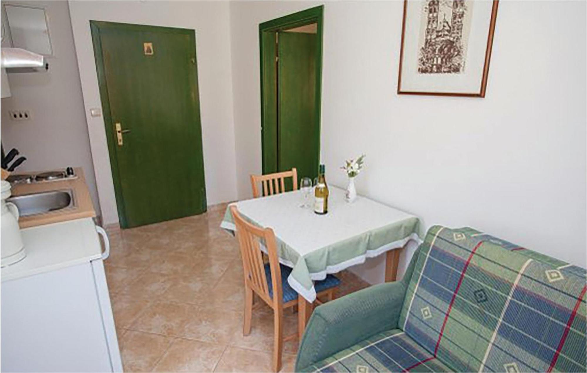 1 Bedroom Beautiful Apartment In Malinska Esterno foto