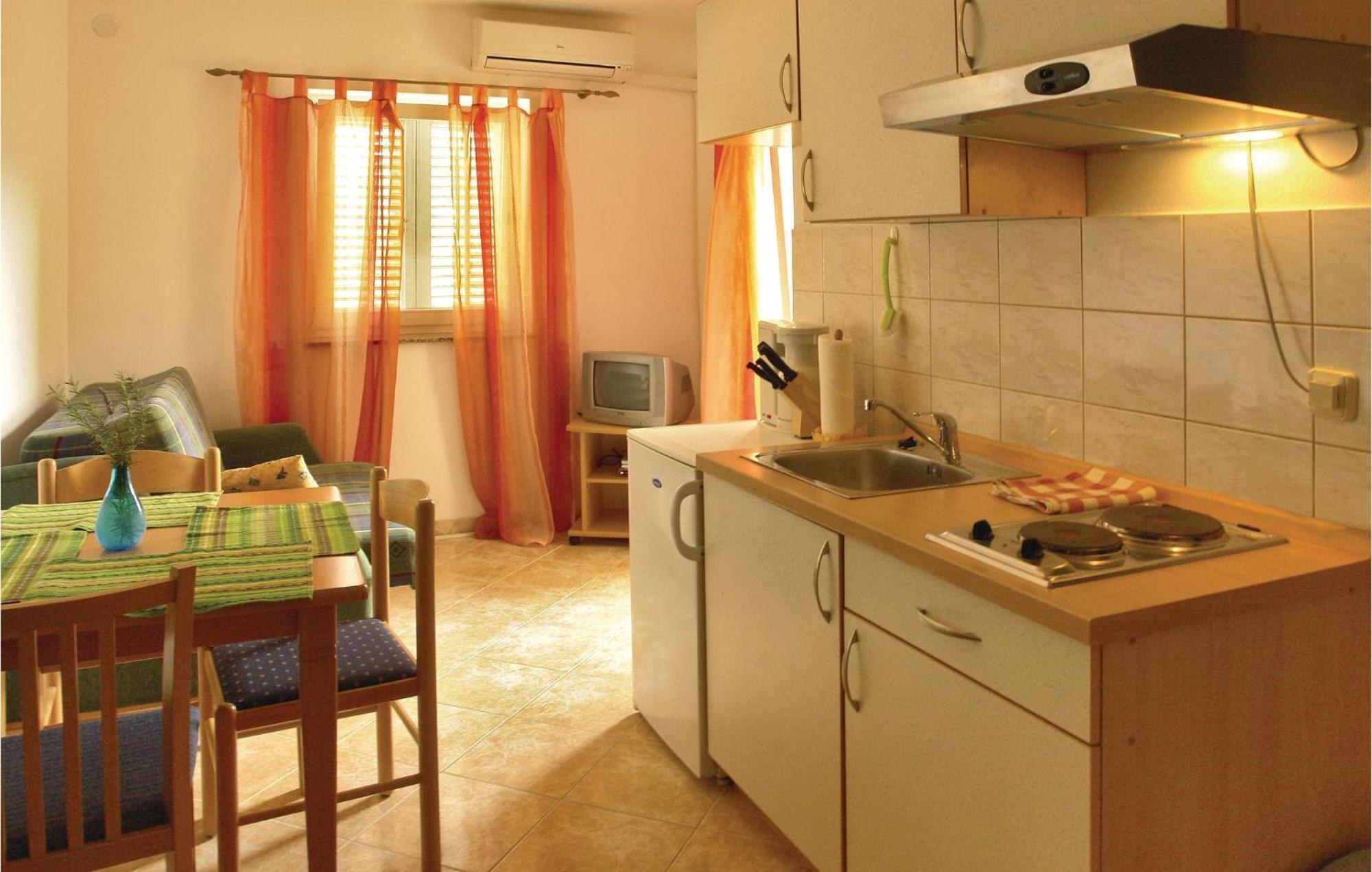 1 Bedroom Beautiful Apartment In Malinska Esterno foto