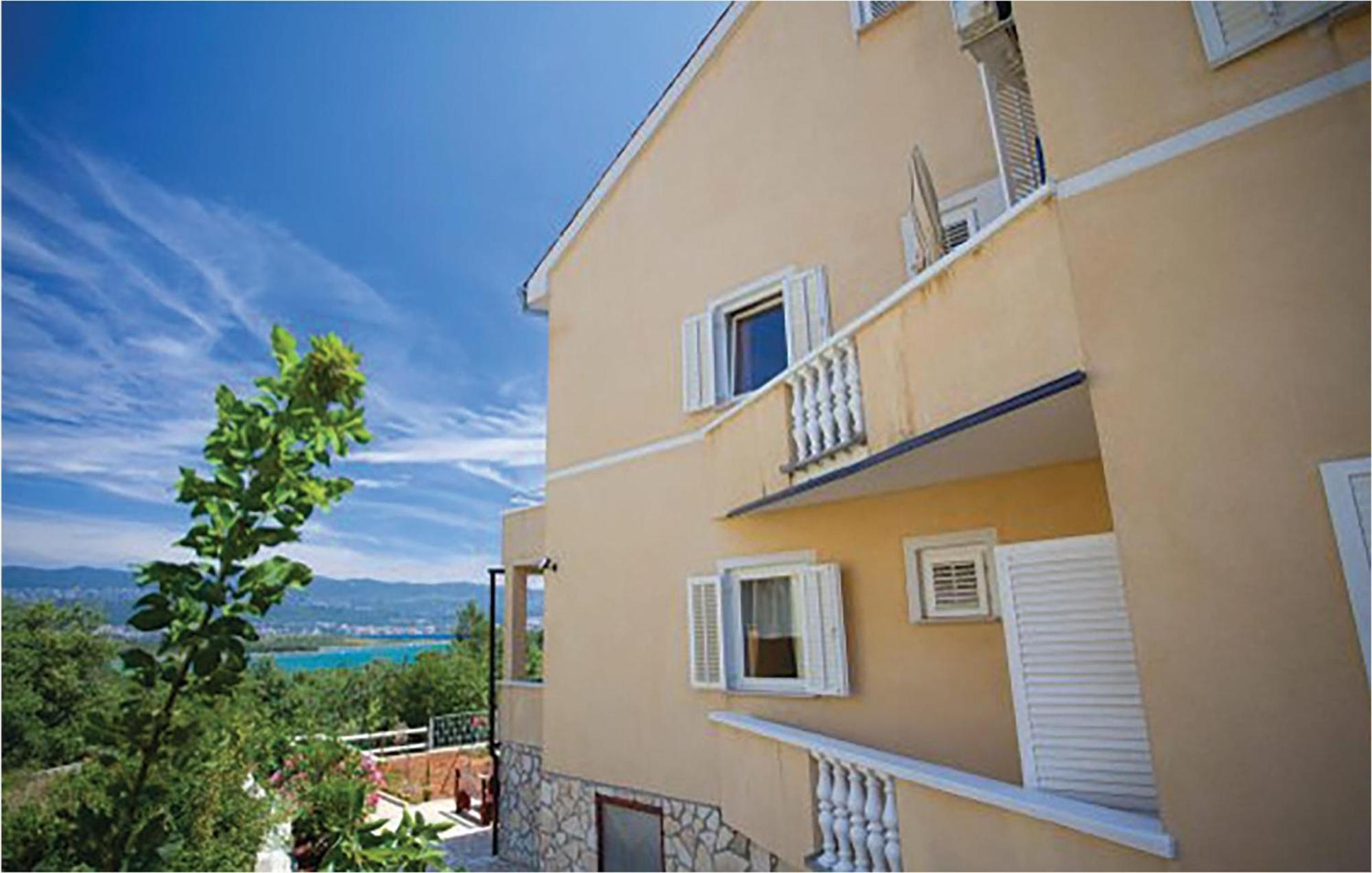 1 Bedroom Beautiful Apartment In Malinska Esterno foto