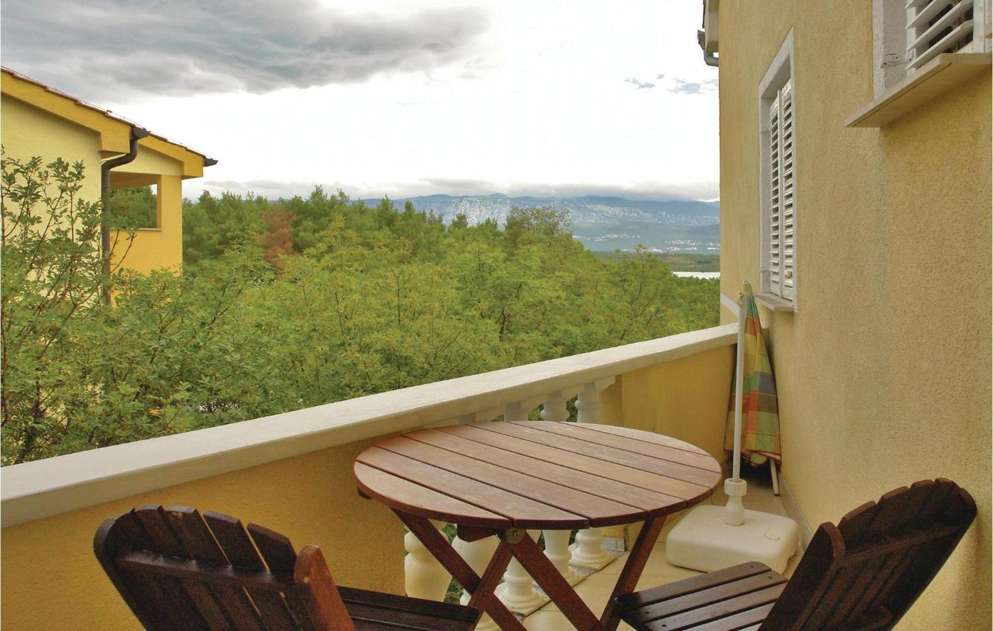 1 Bedroom Beautiful Apartment In Malinska Esterno foto