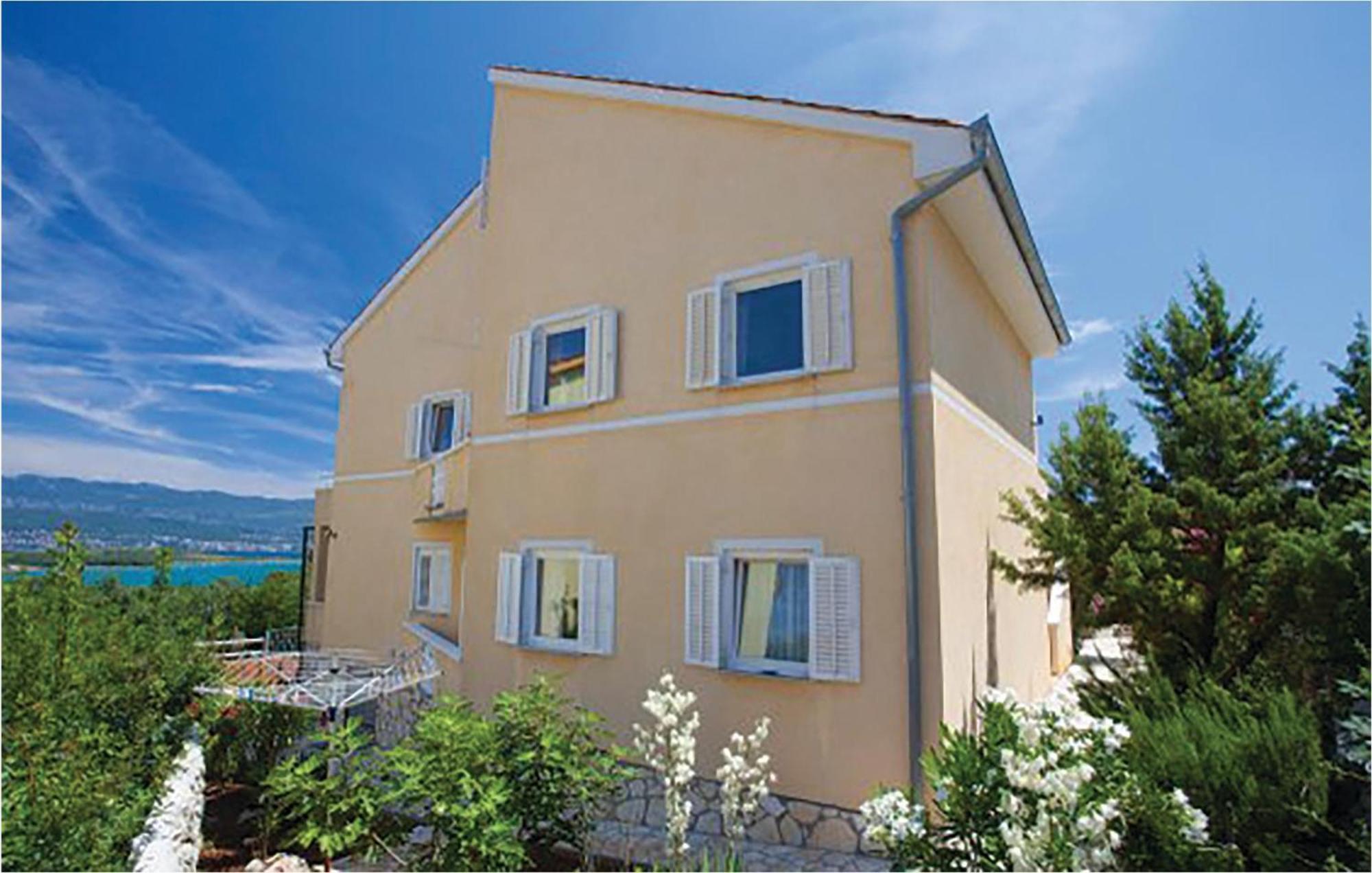 1 Bedroom Beautiful Apartment In Malinska Esterno foto