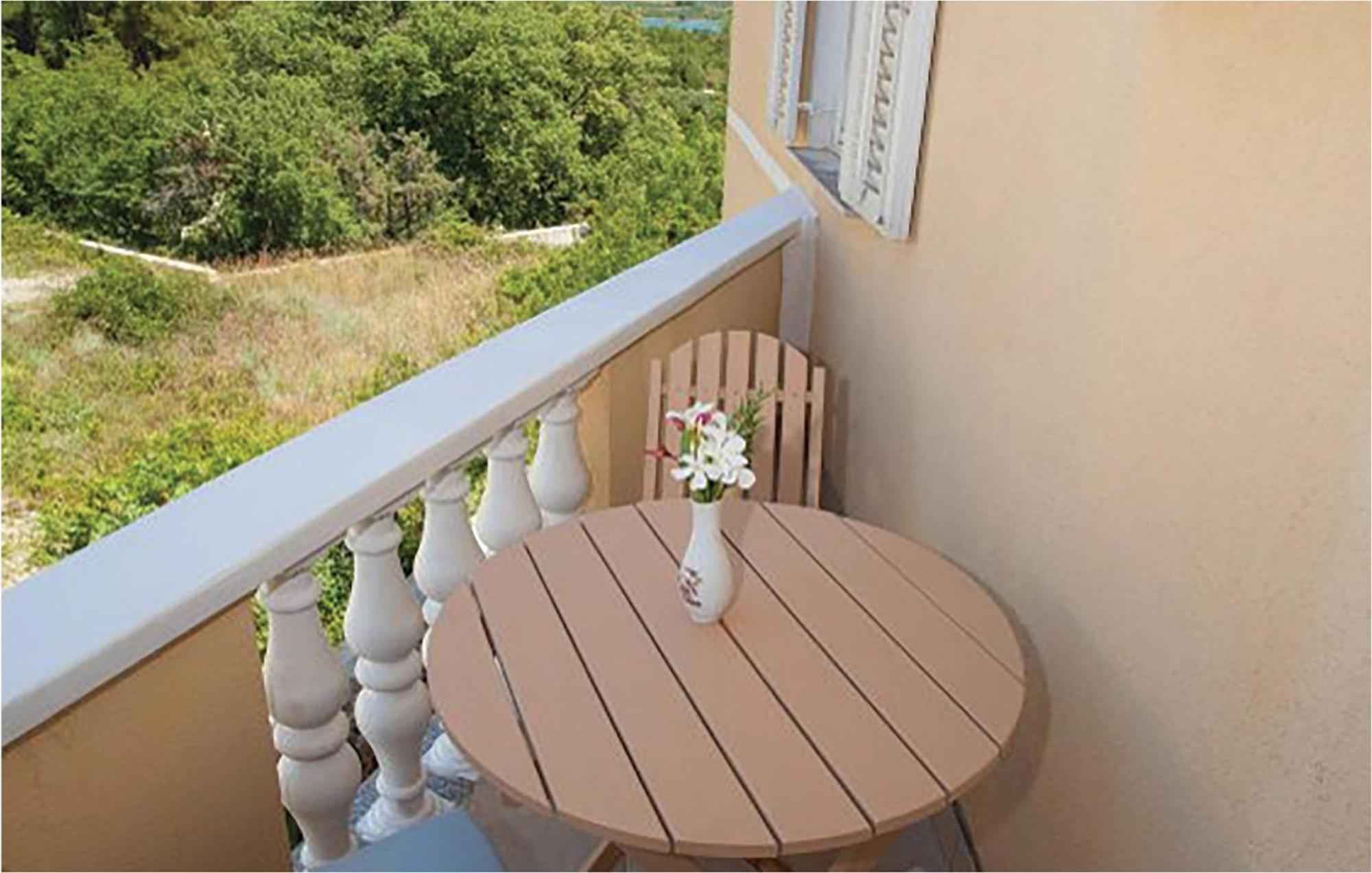 1 Bedroom Beautiful Apartment In Malinska Esterno foto