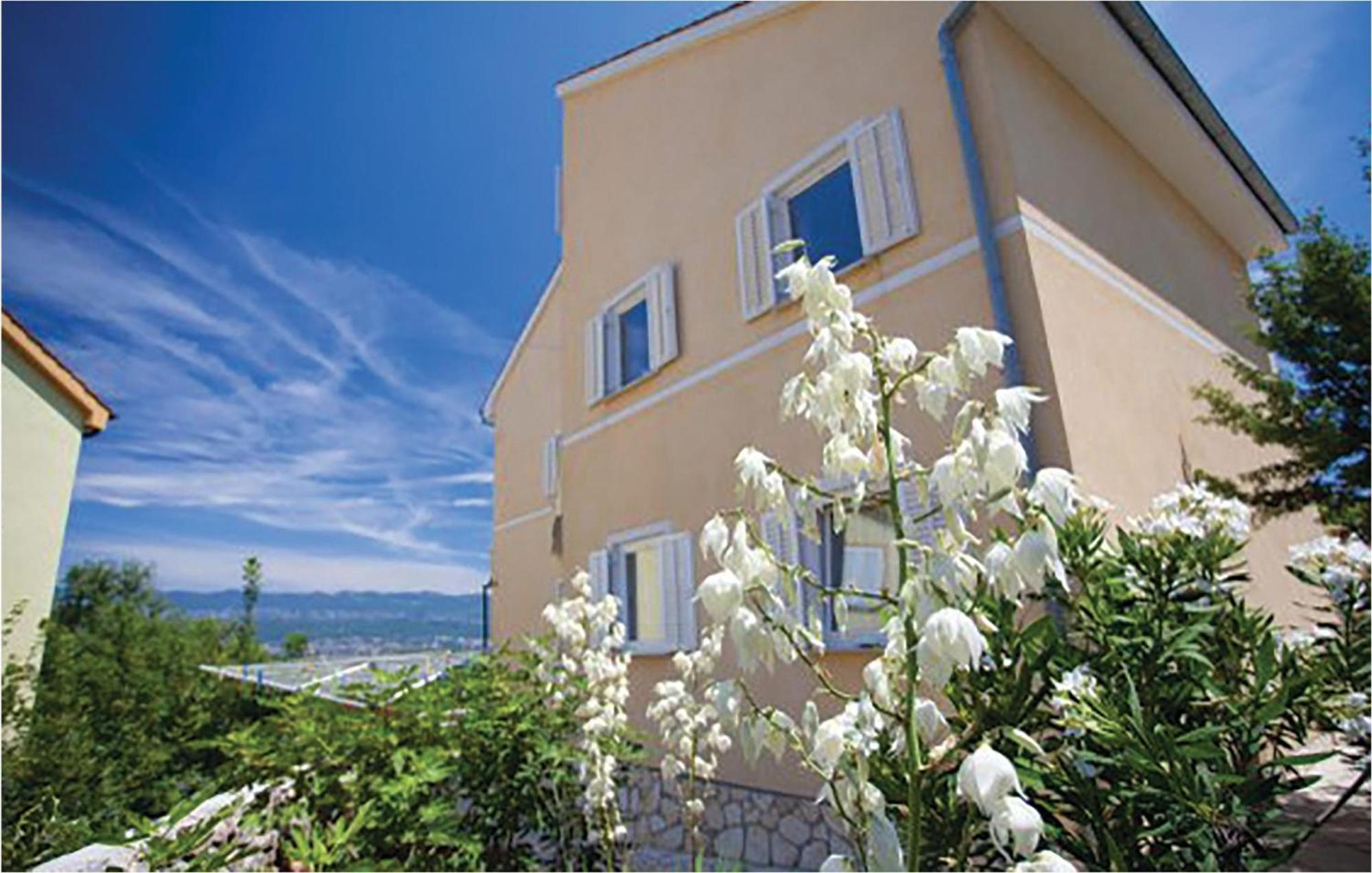 1 Bedroom Beautiful Apartment In Malinska Esterno foto